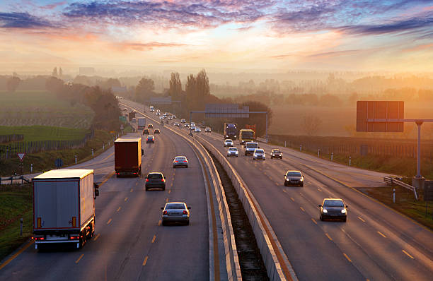 traffic on highway with cars. - vervoer stockfoto's en -beelden