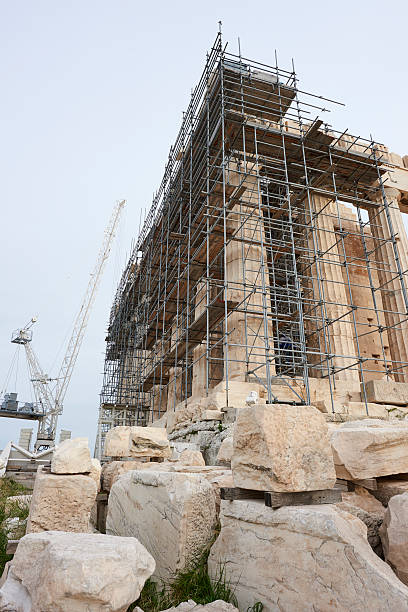 парфенон в восстановлению - scaffolding ancient construction site athens greece стоковые фото и изображения