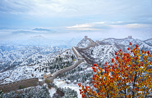 Great China Jinshanling Great Wall, taken in snow days, lower right corner of the red leaves, the middle is the vicissitudes of the ancient Great Wall of China, a little distant sunset sunset, a perfect snowy Great Wall Figure.