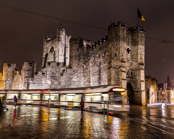 castelo gravensteen em gand, à noite - castle gravensteen - fotografias e filmes do acervo