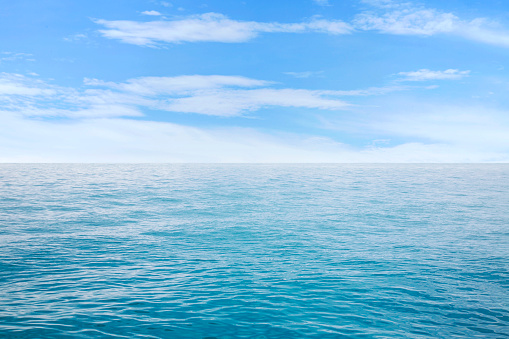 Hermoso paisaje marino en cielo azul con nubes photo