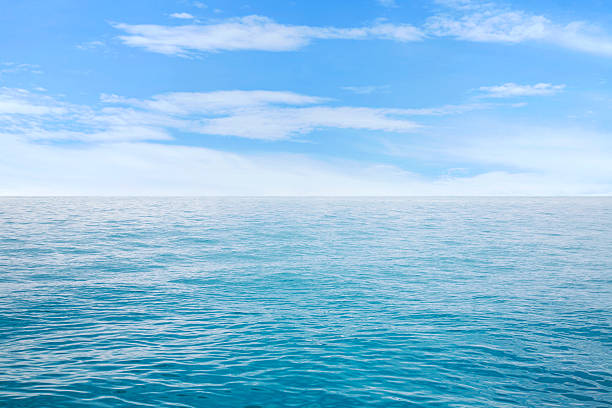 bela paisagem marinha sob céu azul com nuvens - linha do horizonte sobre água - fotografias e filmes do acervo