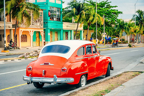 americano auto rossa sulla strada di cuba - taxi retro revival havana car foto e immagini stock