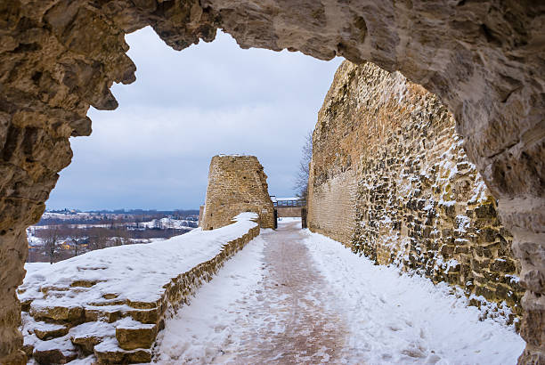 istock Chemin de ronde and tower in winter scene 513113080