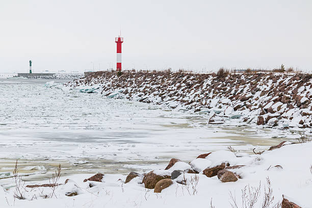 istock Lighthouse on the Bay in winter 513114460