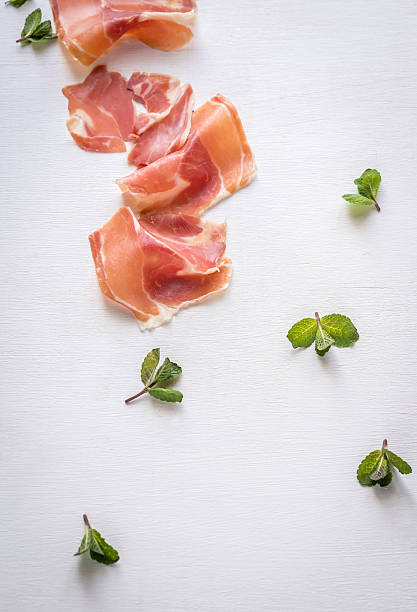 срезов хамон на в белый фон - prosciutto ham meat parma ham стоковые фото и изображения