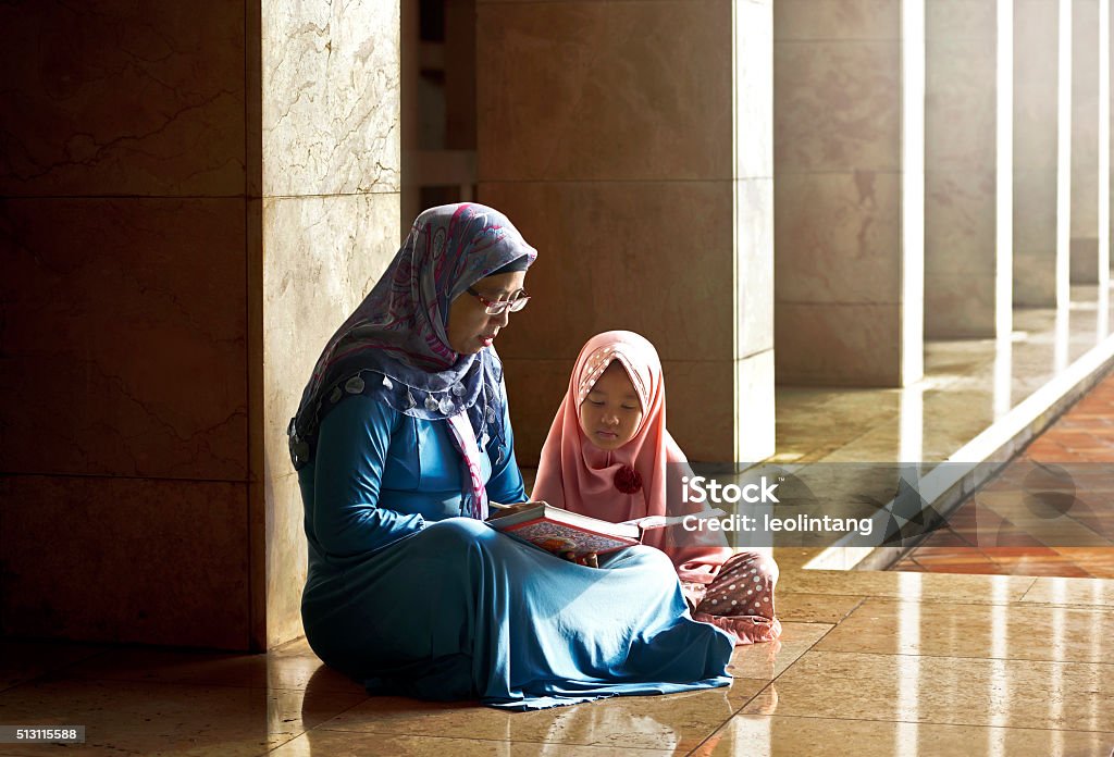 Muslimische Mutter ihre Tochter lernen lesen Koran - Lizenzfrei Kind Stock-Foto