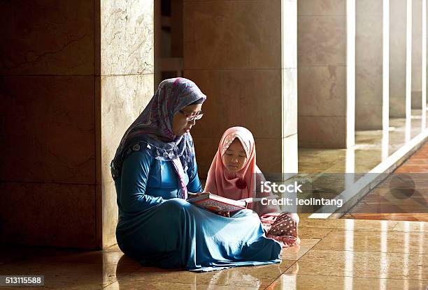 Muslimische Mutter Ihre Tochter Lernen Lesen Koran Stockfoto und mehr Bilder von Kind - Kind, Koran, Islam