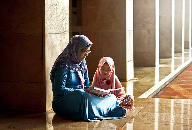 이슬람교도 구슬눈꼬리 지도 딸이 독서모드 코란 - islam praying mosque ramadan 뉴스 사진 이미지