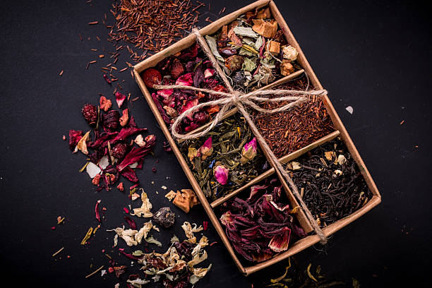 variedade de chá seco em uma mesa de madeira, saudável bebida - close to moving up single flower flower imagens e fotografias de stock