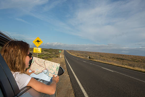 若い女性、お車の読み取り、ロードマップ-オーストラリア - car map car rental land vehicle ストックフォトと画像