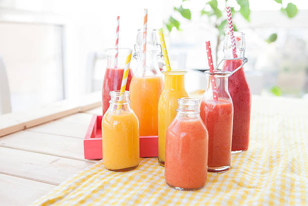 variedade de cores frescas de smoothies - watermelon melon fruit juice imagens e fotografias de stock