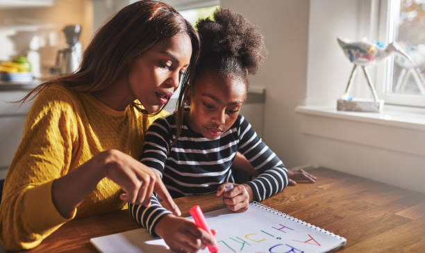 mały czarny dziewczyna nauki do odczytu - homework child mother parent zdjęcia i obrazy z banku zdjęć