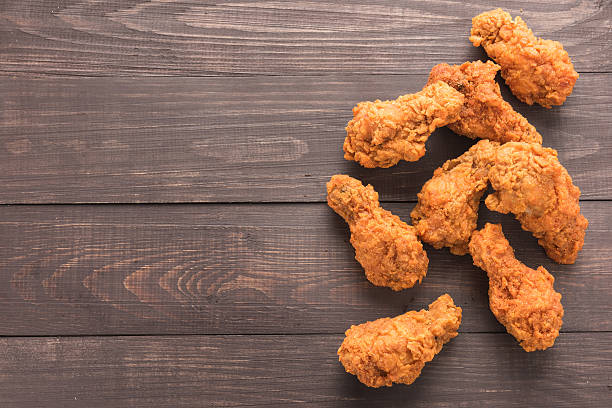 fritto di pollo alla persiana su sfondo in legno - pollo fritto foto e immagini stock