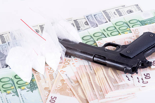 drogues cocaïne, argent, et armes à feu - narcotic gun medicine currency photos et images de collection