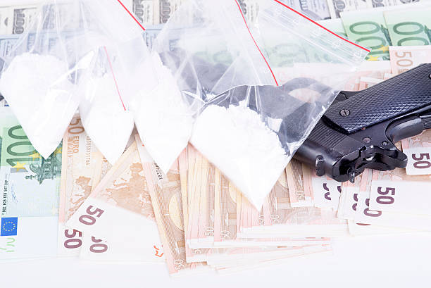 drogues cocaïne, argent, et armes à feu - narcotic gun medicine currency photos et images de collection