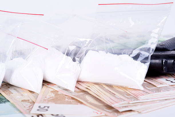 약물, 구매가에, 코카인 및 건타입 - narcotic gun medicine currency 뉴스 사진 이미지