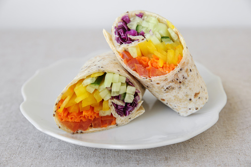 Recorra ensalada verde, Arco iris Tortilla rollos suave, enfoque selectivo photo