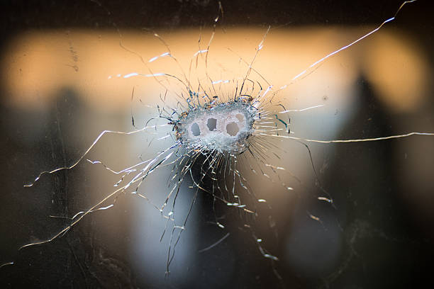 agujeros de bala en el parabrisas delantero - bullet bullet hole hole glass fotografías e imágenes de stock