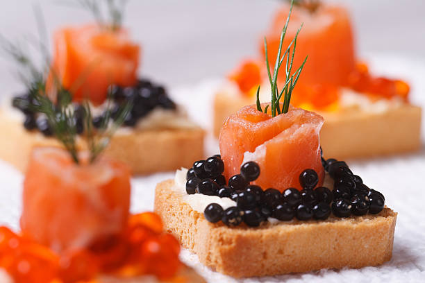canapés com caviar preto de esturjão e salmão, macro - heap caviar animal egg fish roe - fotografias e filmes do acervo
