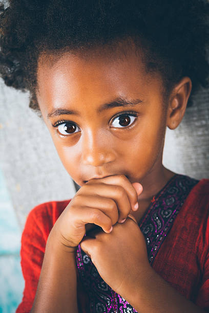 슬프다 또는 무서움 에티오피아식 자녀에게 커요 갈색 눈 - african descent child brown eyes ethnicity 뉴스 사진 이미지