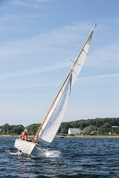 istock Sailboat full of people 513163971