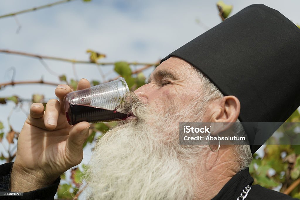 Sacerdote Ortodox Senior bebiendo vino tinto, cosechar, Europa - Foto de stock de Sacerdote libre de derechos