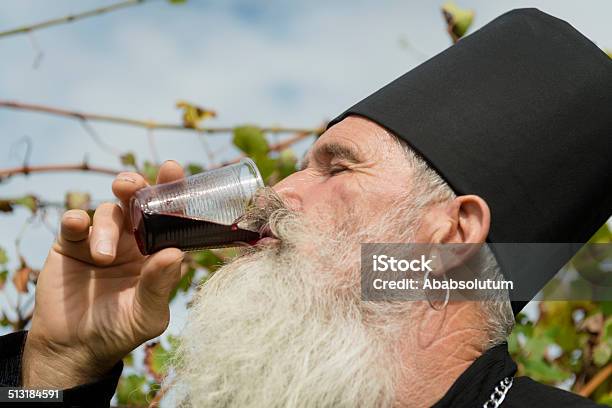 Sacerdote Ortodox Senior Bebiendo Vino Tinto Cosechar Europa Foto de stock y más banco de imágenes de Sacerdote