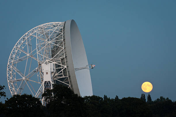 super lune et lovell radiotélescope, observatoire de jodrell bank - jodrell bank radio telescope dish cheshire astronomy telescope observatory photos et images de collection