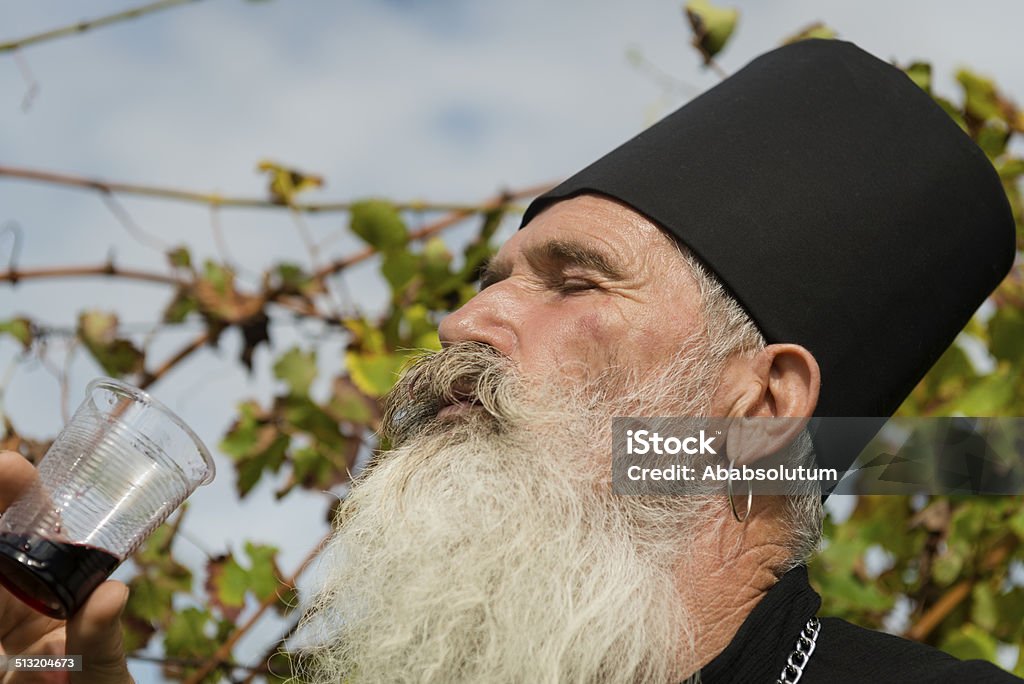Sacerdote Ortodox Senior bebiendo vino tinto, cosechar, Europa - Foto de stock de Beber libre de derechos