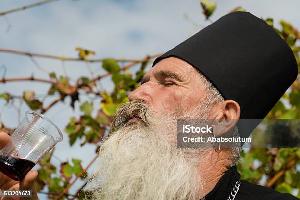 Sacerdote Ortodox Senior Bebiendo Vino Tinto Cosechar Europa Foto de stock y más banco de imágenes de Beber