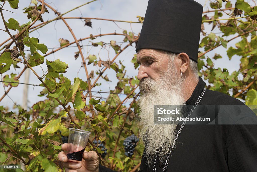 Sacerdote Ortodox Senior de degustación de vino tinto, cosechar, Europa - Foto de stock de 65-69 años libre de derechos