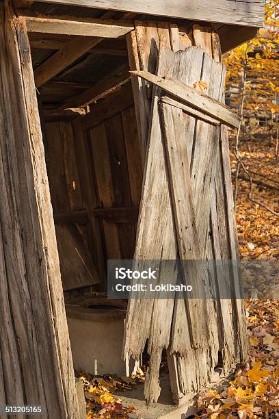 Im Alten Plumpsklo Stockfoto und mehr Bilder von Altertümlich - Altertümlich, Badezimmer, Balkengerüst