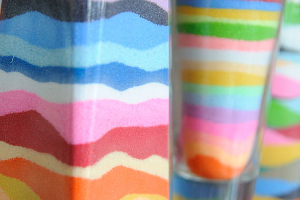 obras de arte de colorido capa de arena en frascos. - coloured bottles fotografías e imágenes de stock