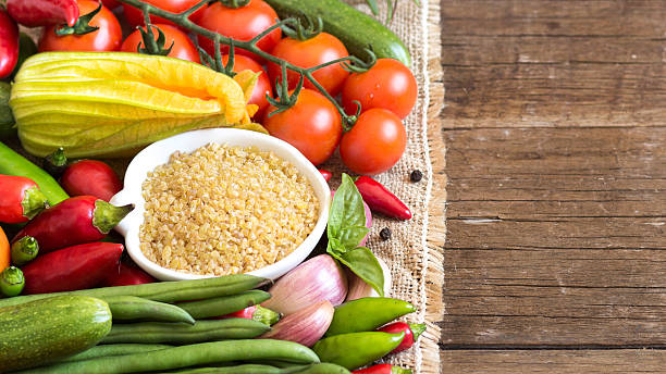 bulgur biologico crudo in ciotola e verdure - flower directly above single flower zucchini foto e immagini stock