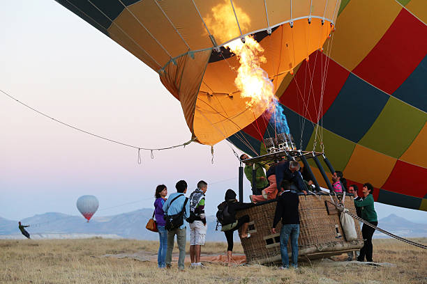 名様を感じる熱気球のバスケット - turkey hot air balloon cappadocia basket ストックフォトと画像