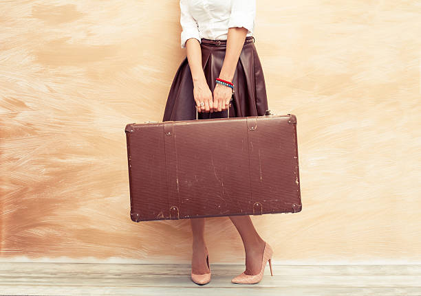 женщина держит старинный чемодан для путешествий - luggage packing suitcase old стоковые фото и изображения