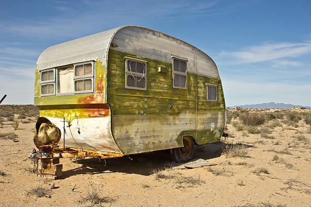 abbandonato nel deserto rimorchio - nevada usa desert arid climate foto e immagini stock