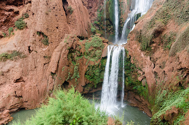 ouzoud quedas na grand atlas aldeia de tanaghmeilt - grand atlas imagens e fotografias de stock