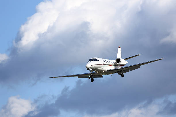 istock Business jet on approach to land 513226806