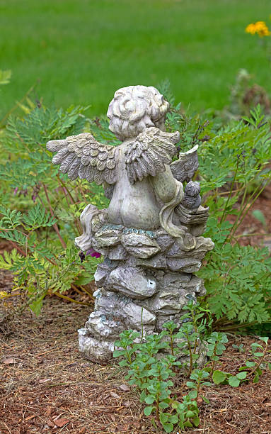 istock Back of a small garden cherubim with wings 513227293