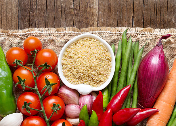 bulgur biologico crudo in ciotola e verdure - flower directly above single flower zucchini foto e immagini stock