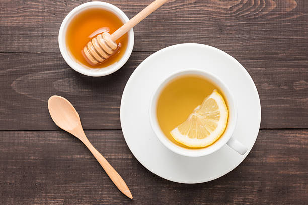 tè con limone e miele su sfondo in legno - drink brown herb heat foto e immagini stock