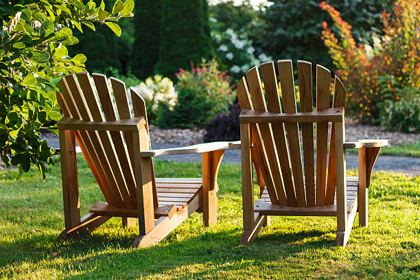 zwei liegestühle mit blick auf den garten - flower bed formal garden ornamental garden furniture stock-fotos und bilder