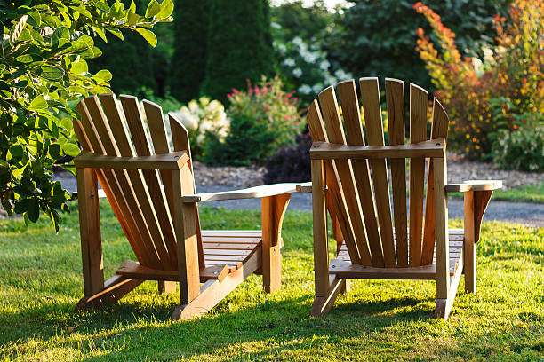 due sedie a sdraio con vista sul giardino - adirondack chair foto e immagini stock