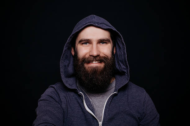 bonito macho barba com camisolas com capuz, studio tiro fundo escuro - one person looking at camera male posing imagens e fotografias de stock