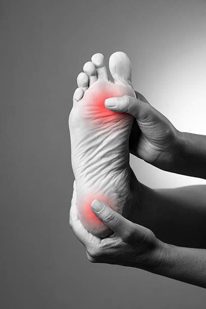 боль в ногу на серый фон - podiatry chiropody toenail human foot стоковые фото и изображения
