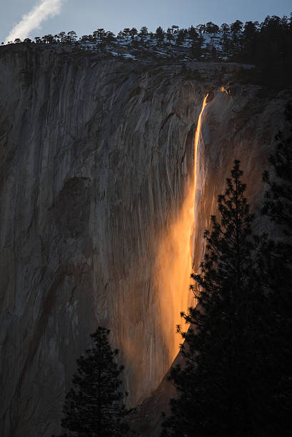 creación de la naturaleza firefall - yosemite national park winter waterfall california fotografías e imágenes de stock