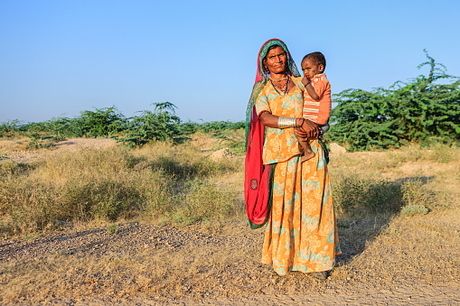 Indian woman with her newborn child, Thar Desert, Rajasthan, India.http://bem.2be.pl/IS/rajasthan_380.jpg