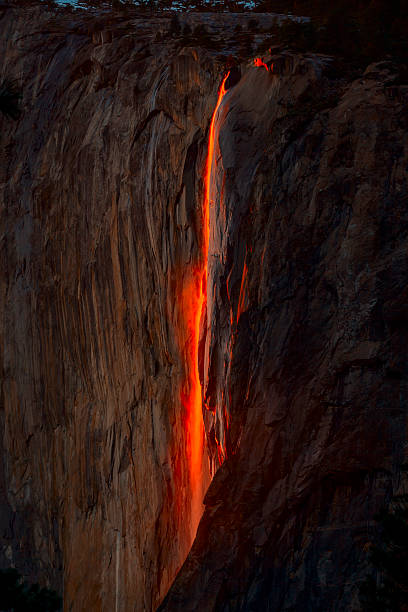 cavalinha firefall no parque nacional de yosemite, na califórnia - yosemite national park winter waterfall california - fotografias e filmes do acervo